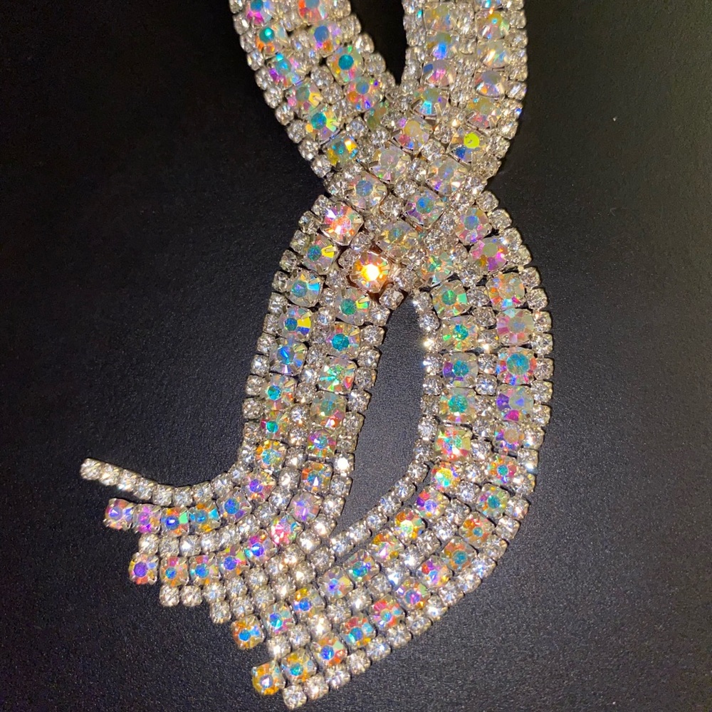 Iridescent/ tornasol long elegant necklace